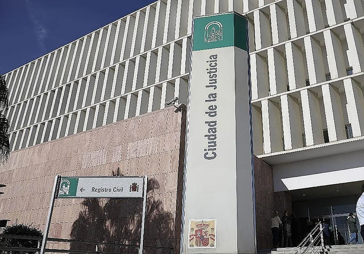 Acusan a una mujer por apuñalar con un cuchillo de sierra a otra en Benalmádena