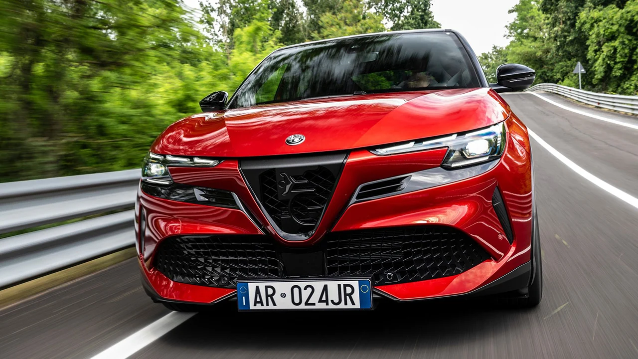 5.000 € menos y más de 400 km de autonomía, el Alfa Romeo Junior eléctrico pone al MINI Aceman contra las cuerdas