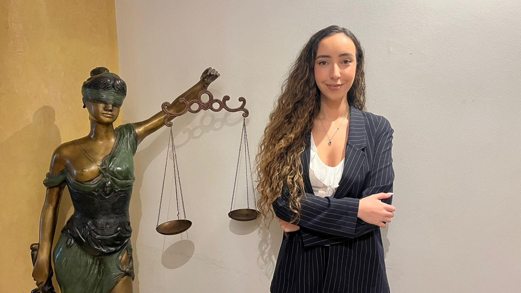 Sandra, la 'Robin Hood' que se convirtió en abogada tras sufrir su padre una negligencia: "Lucho contra los 'goliats'"