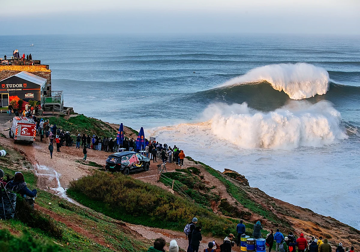 Directo: los surfistas desafían las olas gigantes en Nazaré
