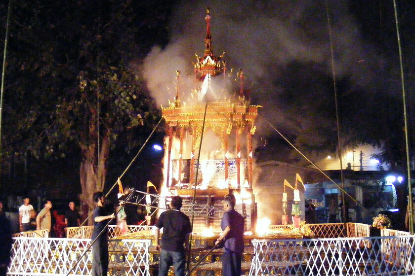 Tailandia tiene un problema: los muertos se le acumulan porque no los pueden cremar