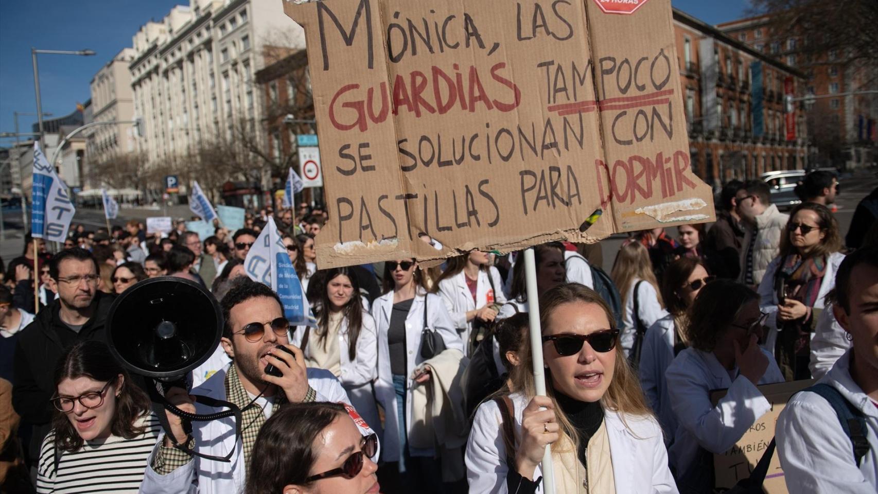 Bumerán en la Sanidad: Ayuso se gana a los médicos apoyando su pulso a Mónica García, que agitó la marea blanca contra ella
