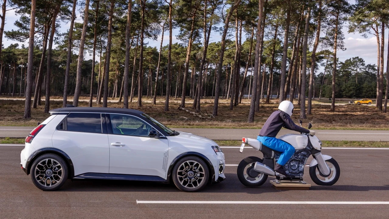Los coches nuevos tendrán nuevas formas de salvar vidas en 2027, así hemos comprobado como será