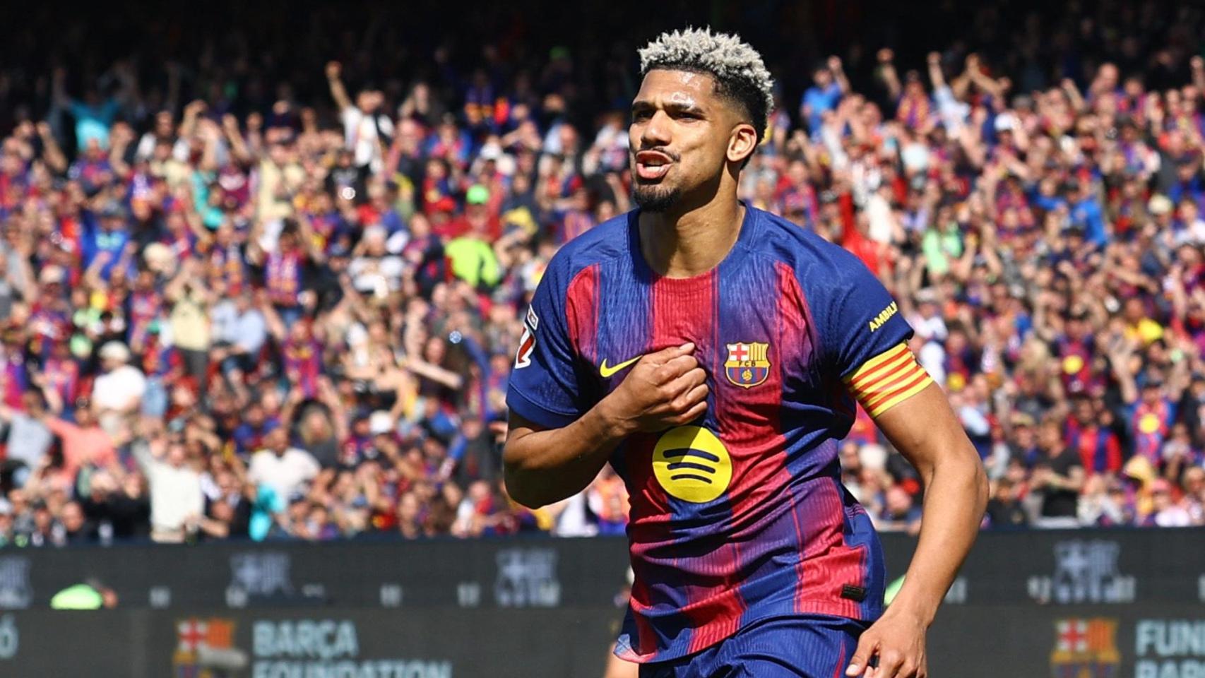 Araujo y Joan García salvan los muebles de un Barça que sufre para ganar al Rayo Vallecano