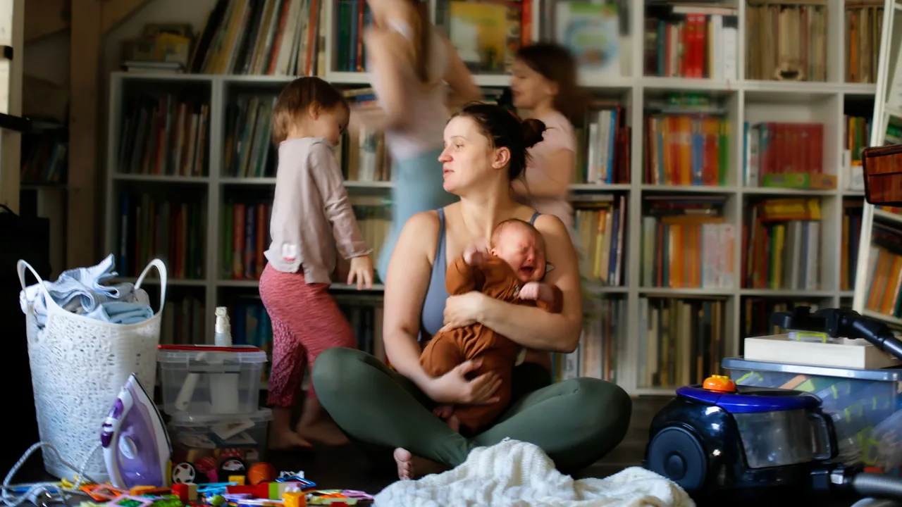 Mujeres realizan el 75% del trabajo de cuidados en México; el diseño de las ciudades agrava esta desigualdad