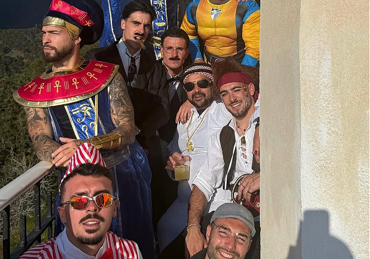 El Málaga se divierte con una fiesta de disfraces