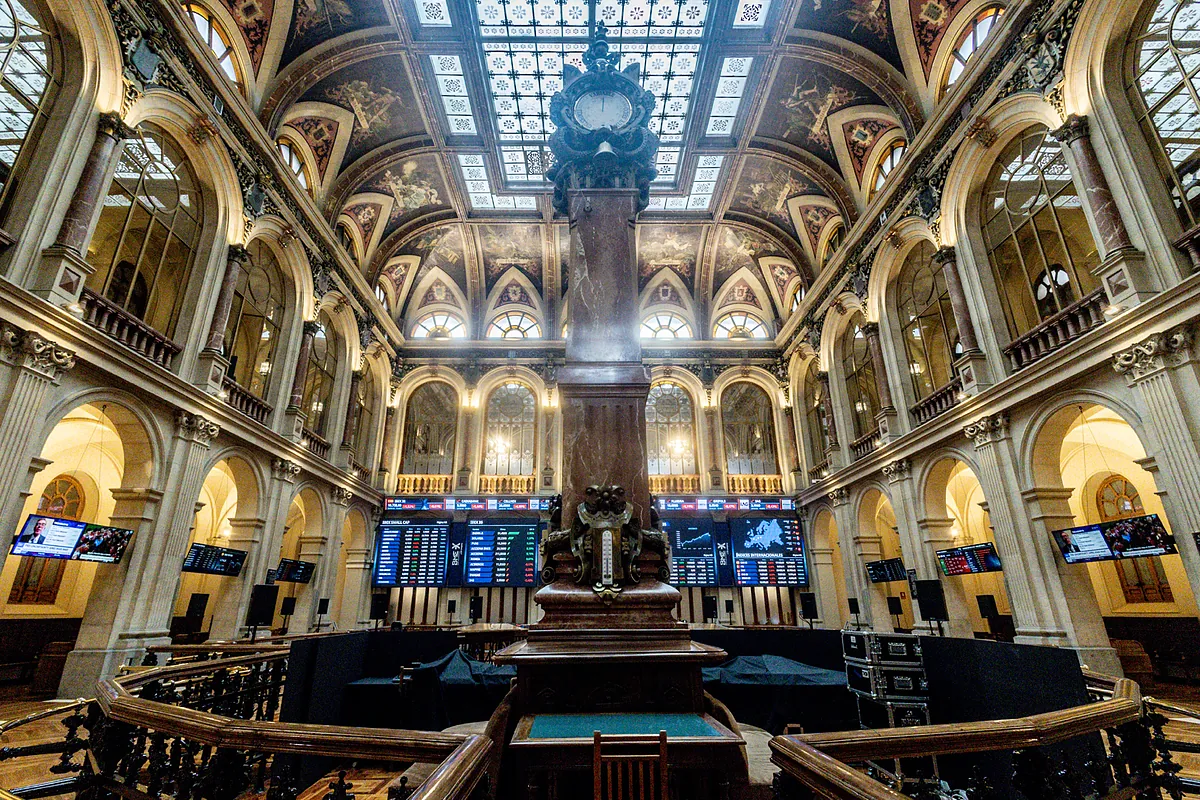 El Ibex sufre otro revés por el petróleo y la deuda