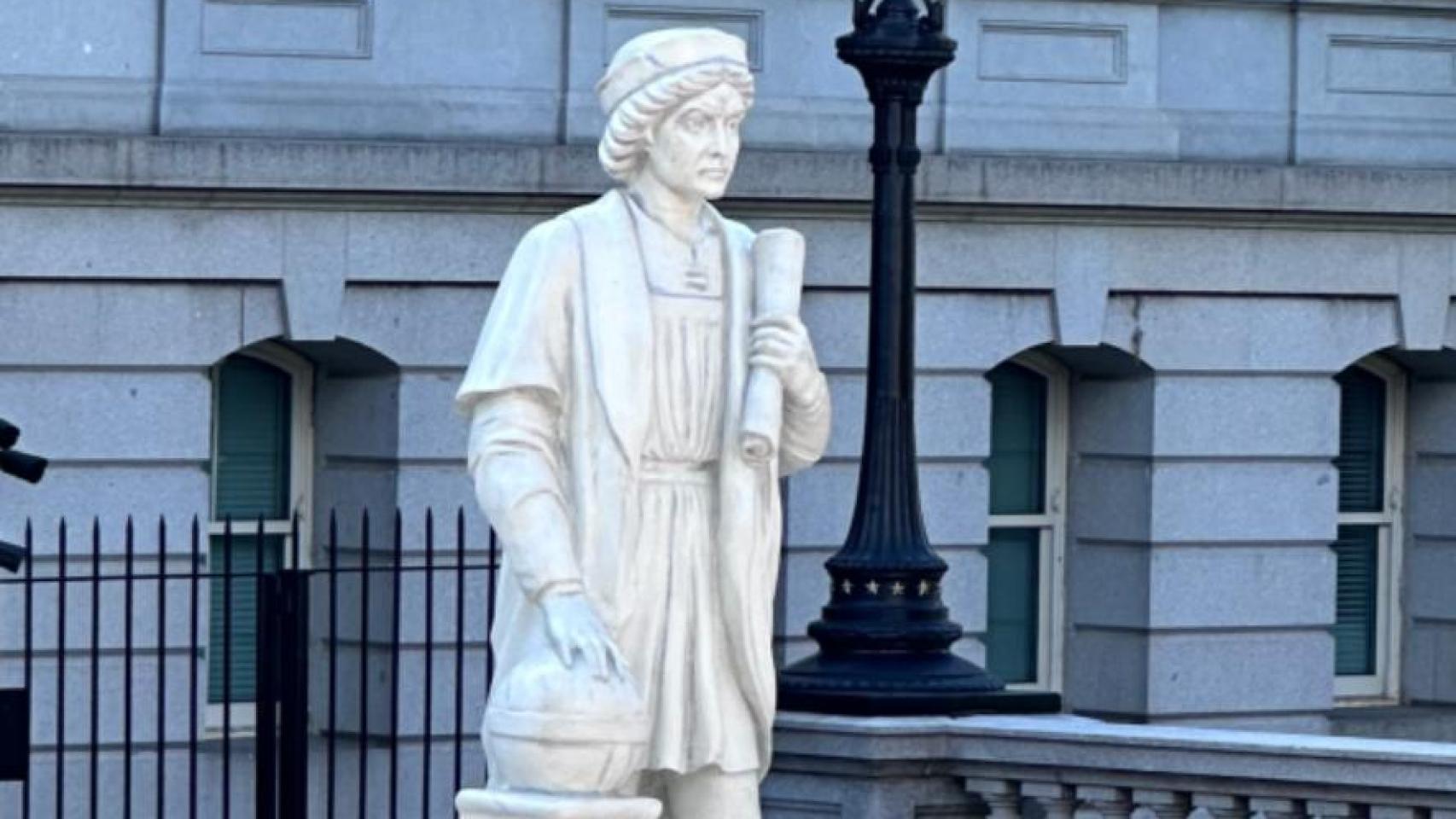 Trump instala en la Casa Blanca una estatua de Cristóbal Colón derribada en unas protestas en 2020: "Es un héroe"