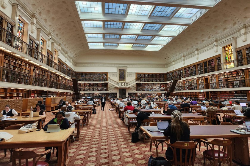 Creías que ibas a la biblioteca por el silencio, pero la ciencia dice que el responsable de tu concentración es el "efecto co-acción"