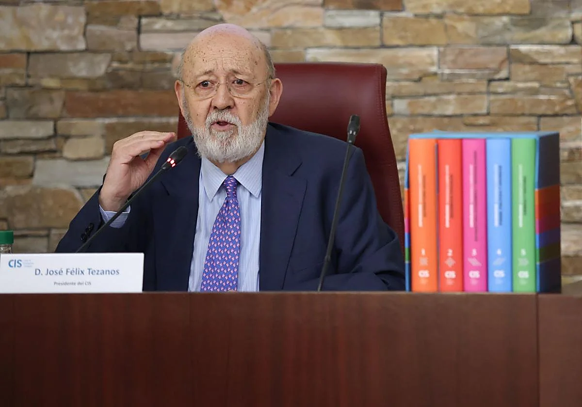 El PP se querella contra Tezanos por presunto delito electoral