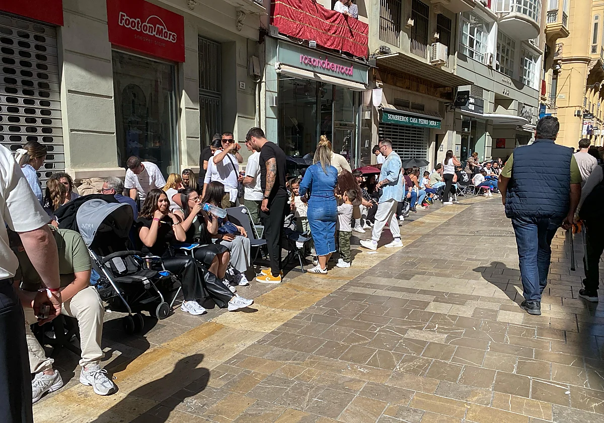 El alcalde de Málaga vuelve a prohibir las sillitas plegables para ver procesiones que la Policía Local permitió el año pasado