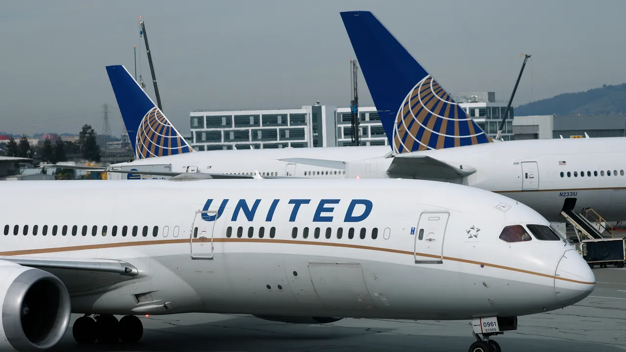 Crisis del petróleo: El combustible de avión se dispara y las aerolíneas ya recortan vuelos