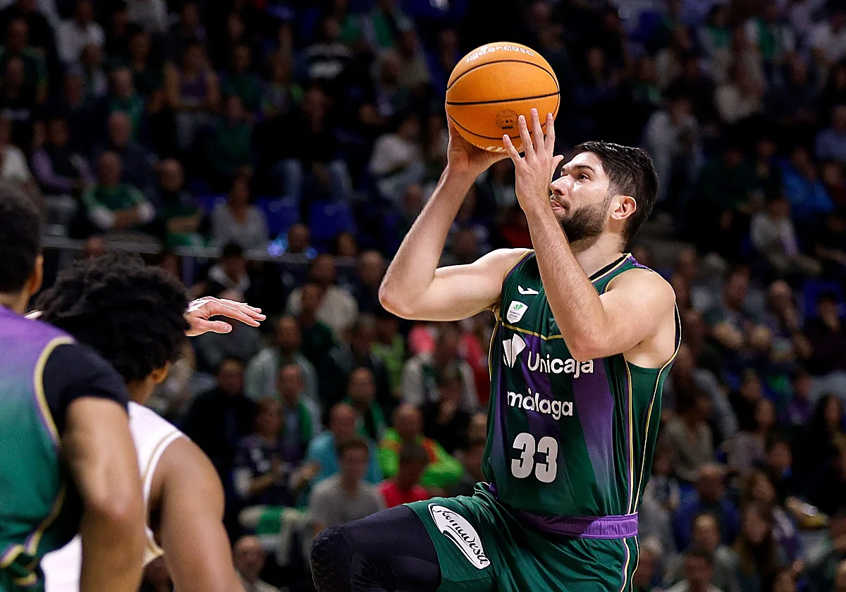 Killian Tillie requirió asistencia médica durante el partido por un fuerte dolor en el pecho