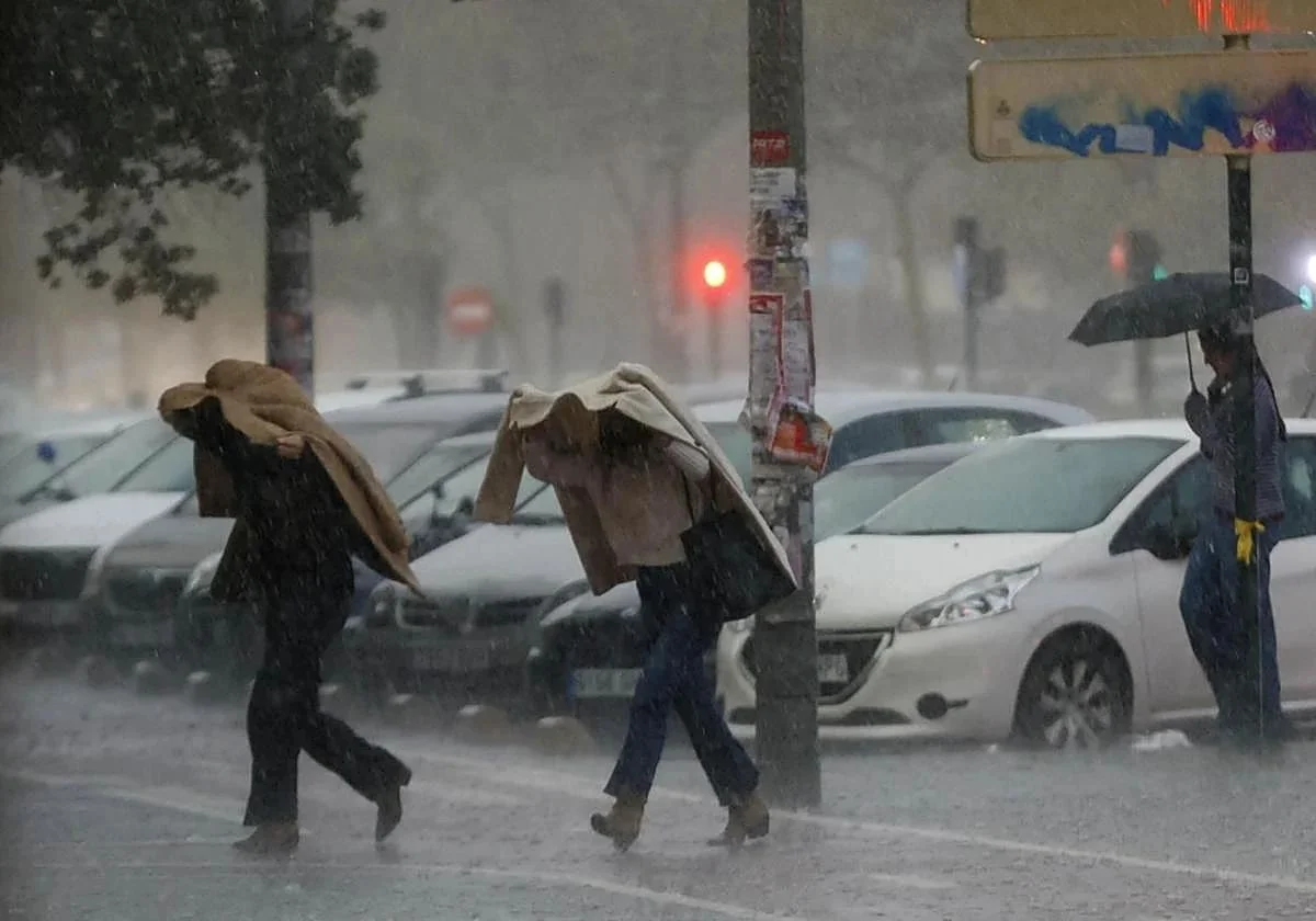 Aemet activa el aviso rojo por fuertes lluvias y tormentas este domingo en Valencia