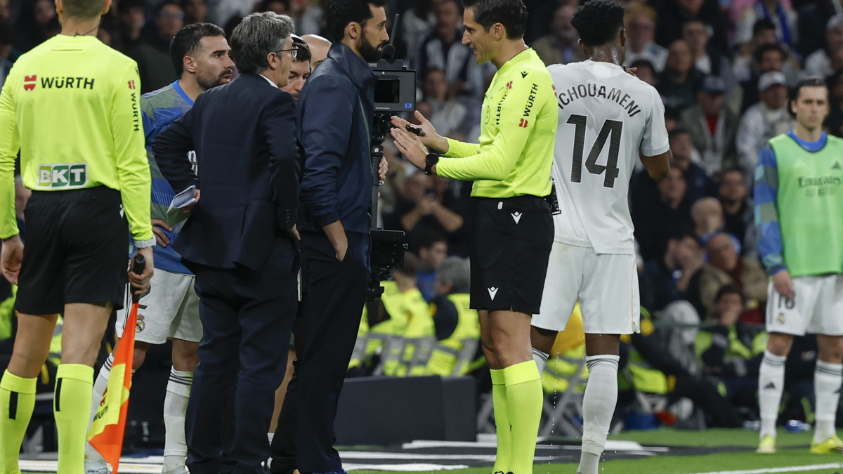 Explicaciones de Munuera a Arbeloa