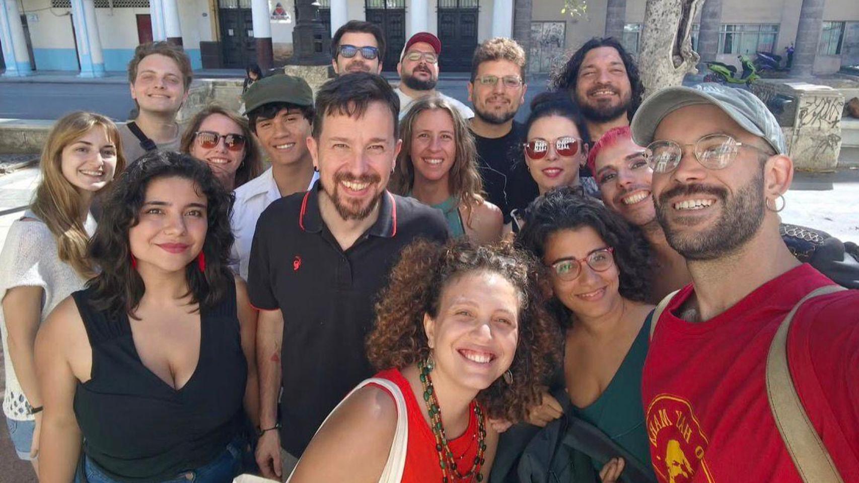 Las 'vacaciones' de Pablo Iglesias y Pisarello en Cuba: 'free tour' revolucionario, visitas a Silvio y Díaz-Canel y hotel de 5 estrellas