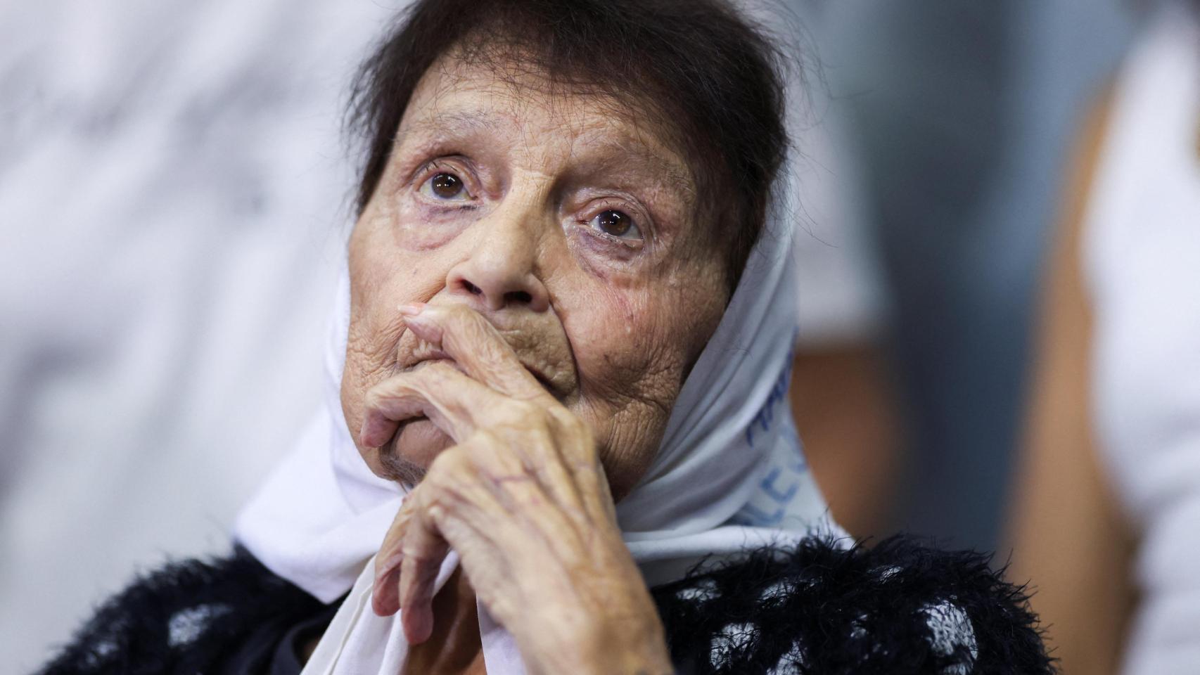 Con 93 años Taty sólo vive para encontrar al hijo desaparecido por la dictadura argentina: "No me iré sin tocar sus huesos"