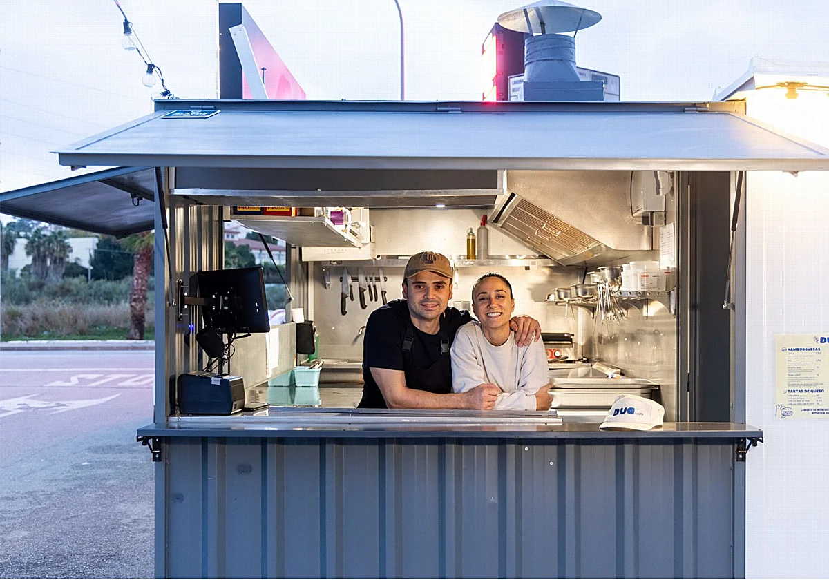 Hamburguesas y pepitos en la nueva foodtruck de Alita en una gasolinera de Málaga