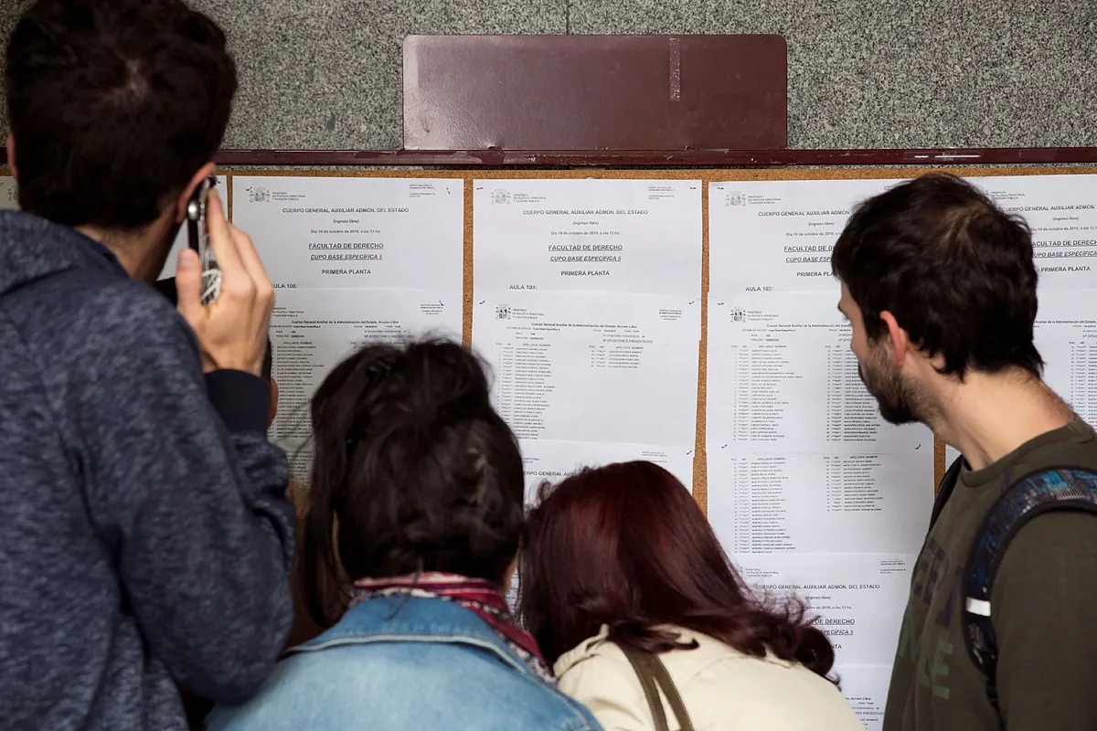 Gobierno y sindicatos negocian la Oferta de Empleo Público de 2026, que será similar a la de 2025