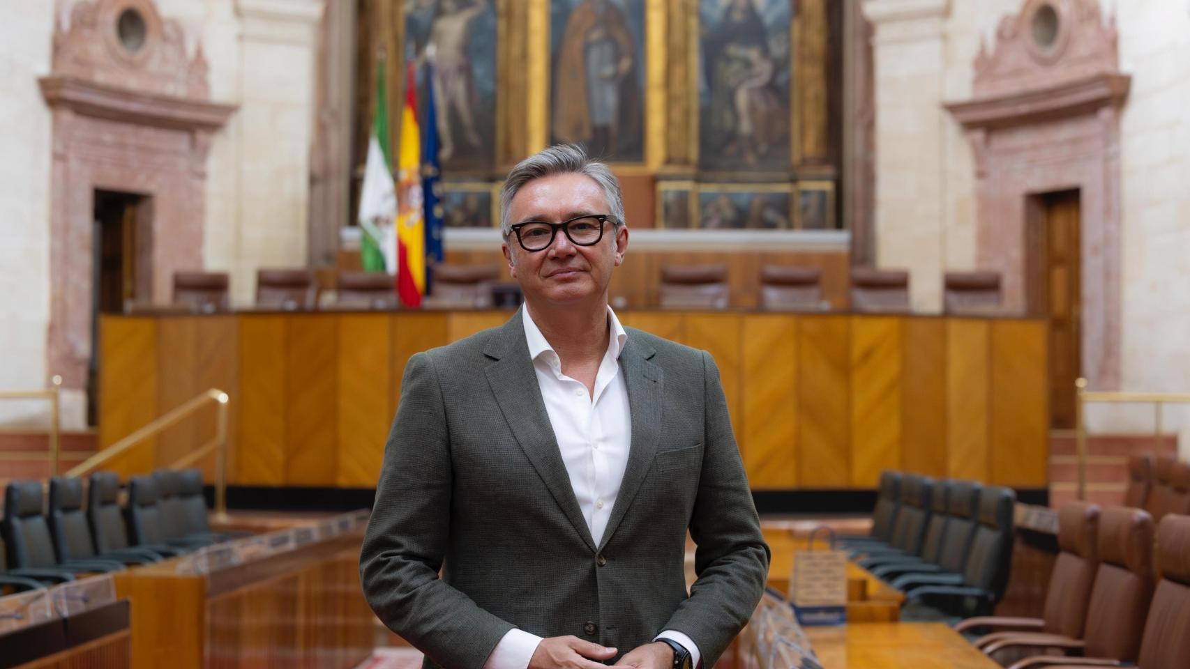 Abascal no hace experimentos y designa como candidato andaluz de Vox a Manuel Gavira, el portavoz más longevo