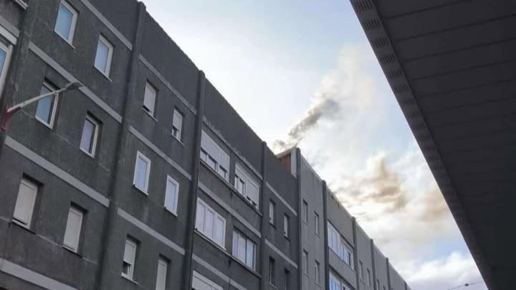 Un incendio en un tejado moviliza a los bomberos en O Ventorrillo, en A Coruña