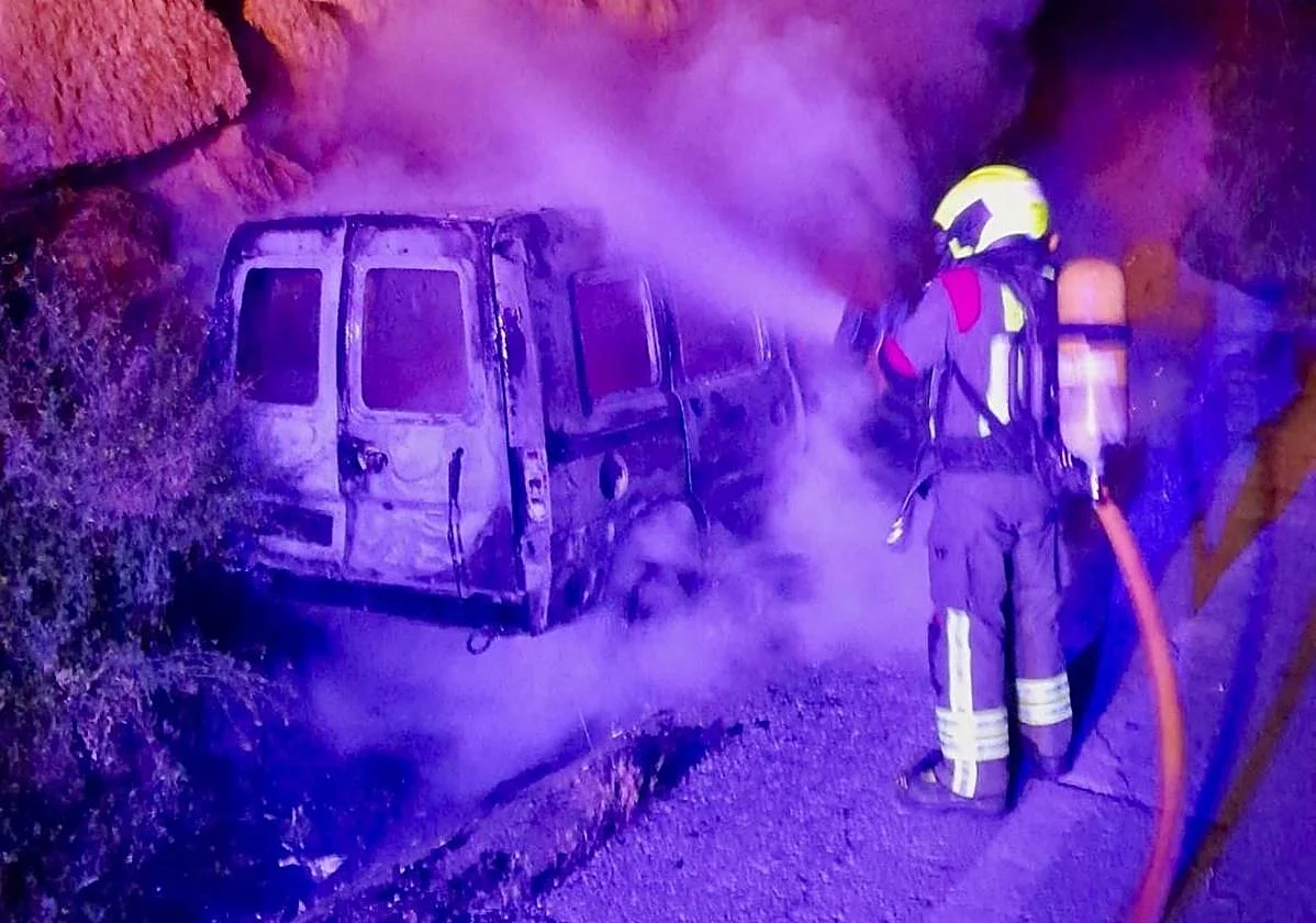 Una furgoneta resulta calcinada tras un incendio en la MA-3113, en Vélez-Málaga