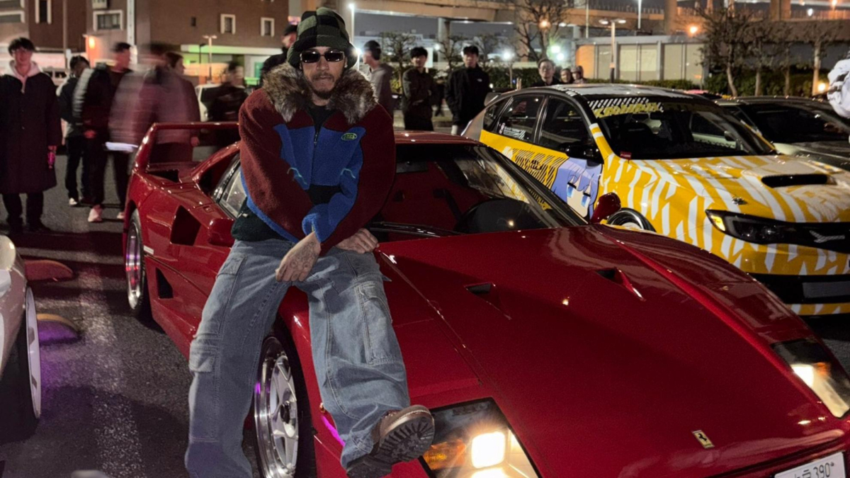 Hamilton aparece con un Ferrari F40 en el mítico parking japonés de Daikoku… al estilo Fast & Furious