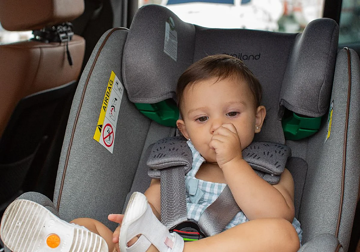 Abrigos gruesos y sillitas infantiles en el coche, una combinación fatal