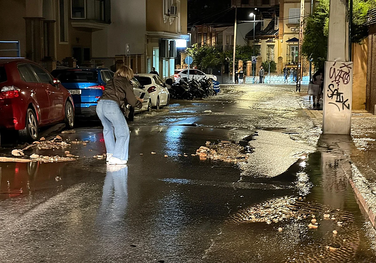 Un vecino se fractura el hombro tras caer por una alcantarilla abierta durante la rotura de la tubería de la Victoria