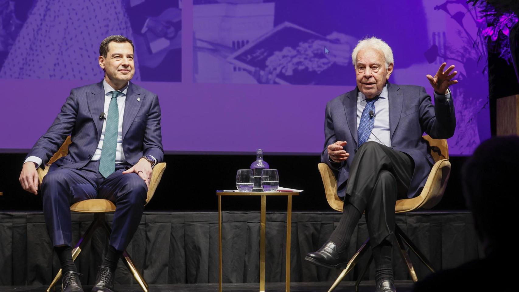 Los dardos de Felipe González al Gobierno en la 'campaña' andaluza: "El AVE empezó a funcionar, no como ahora”