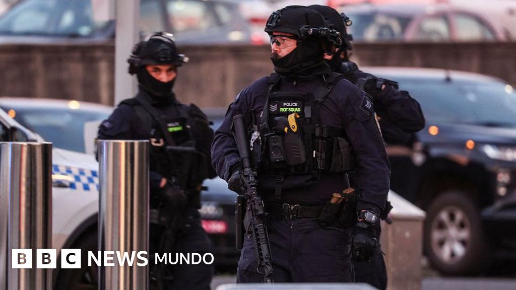 Al menos 9 muertos en un tiroteo en Bondi Beach, la playa más famosa de Australia