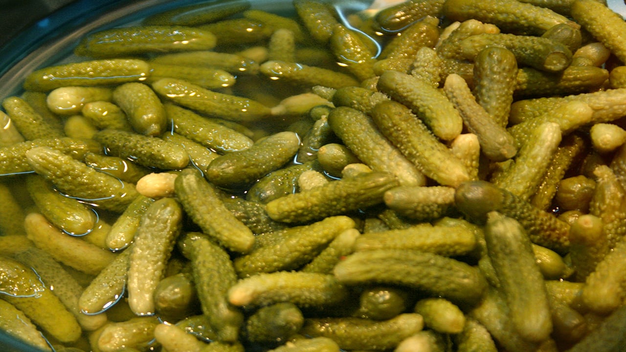 Ni sal ni químicos, Alemania usa agua de pepinillos para evitar el hielo en carreteras y aeropuertos