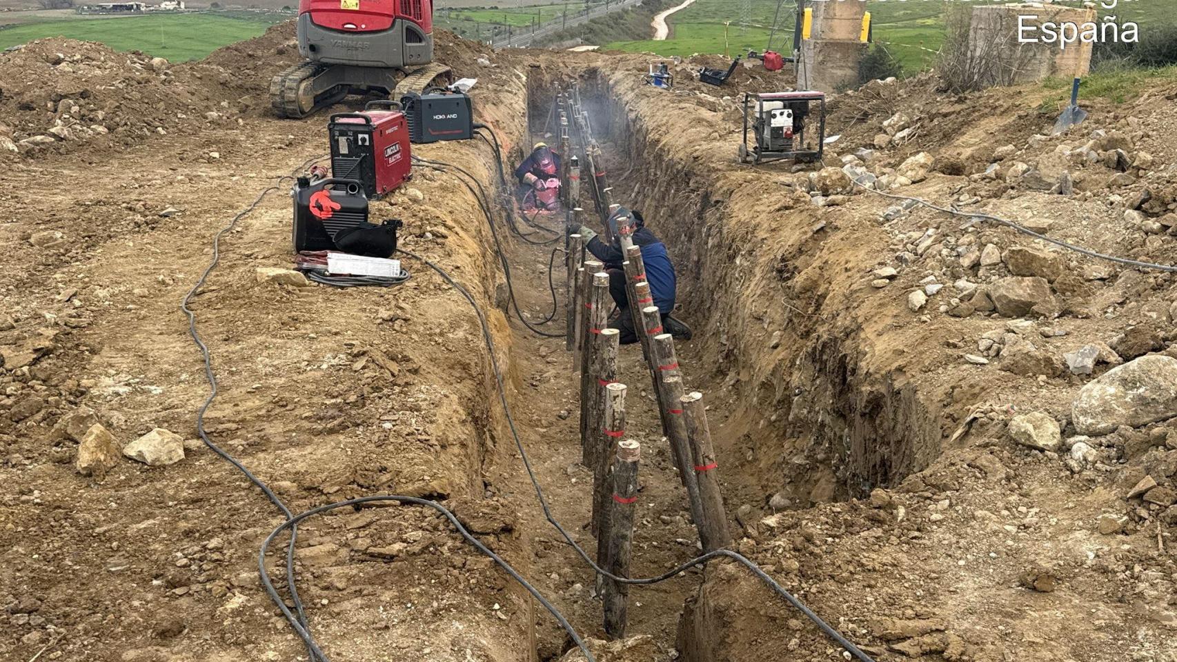 Renfe empieza a sacar trenes bloqueados en el taller de Málaga tras el desprendimiento de Álora
