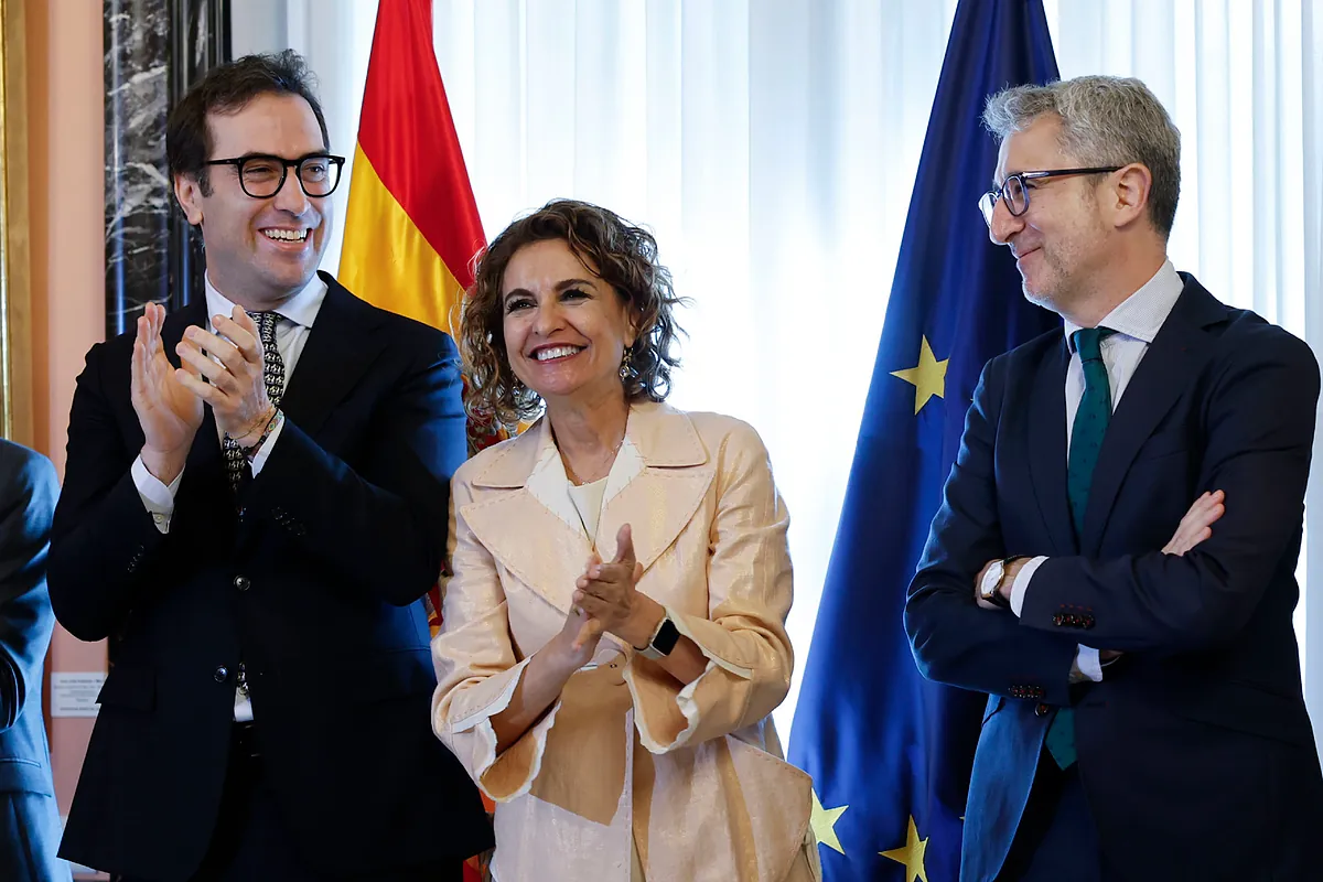 Montero cede la vicepresidencia y el Ministerio de Hacienda a Cuerpo y España