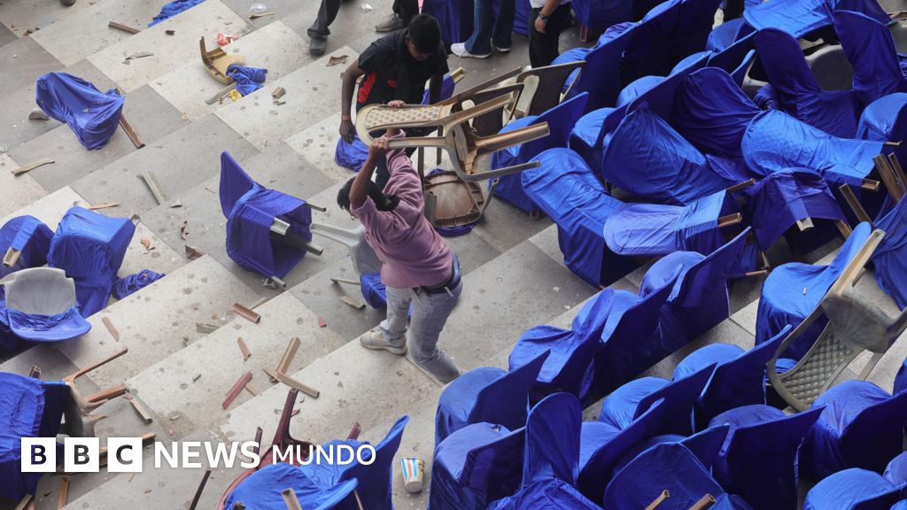 Aficionados indignados lanzan sillas y botellas en un evento de Messi en la India