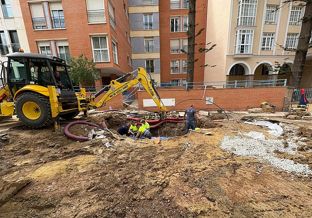 El corte por la tubería rota en La Victoria obliga a la EMT a desviar los buses por los Almendrales durante las procesiones