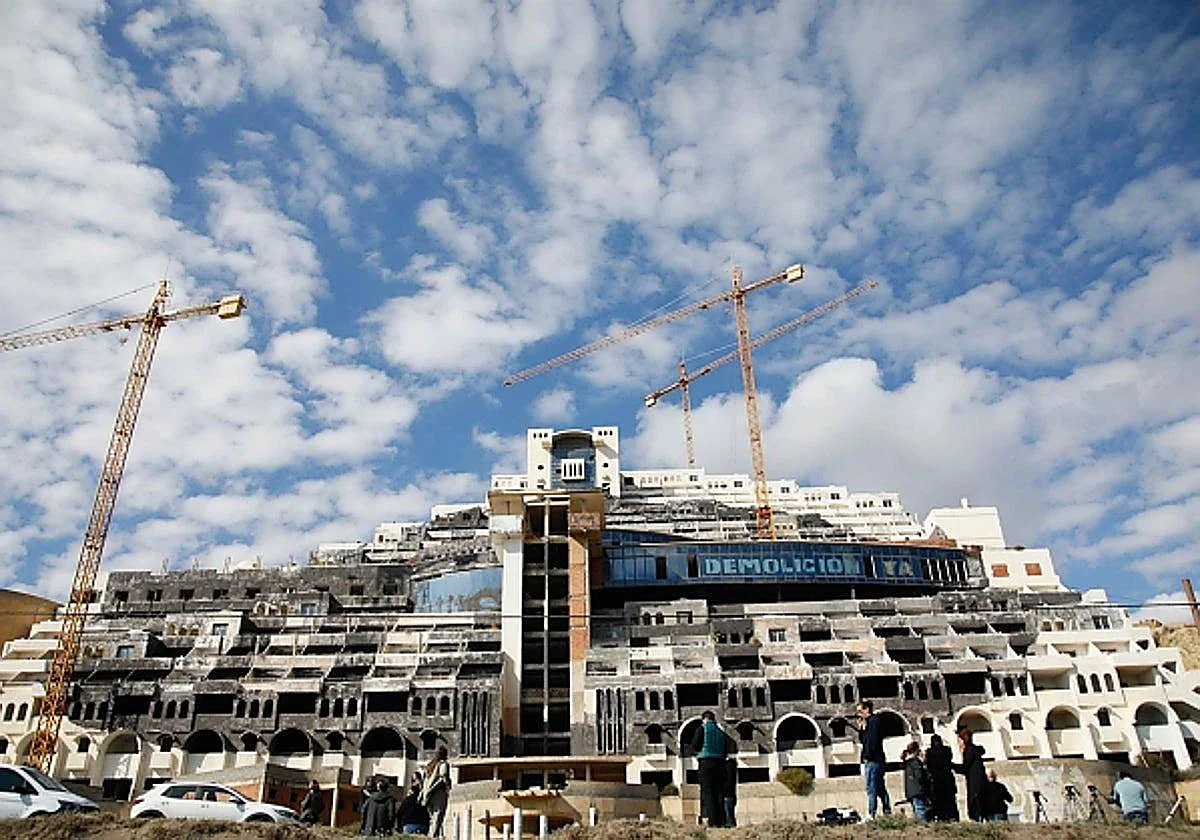 Andalusian high court threatens to bypass Carboneras council to annul El Algarrobico hotel permit