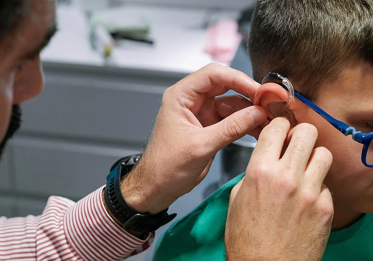 El Centro Auditivo José Luis Domínguez cambia la vida de Dani, un niño de 4 años, tras corregir un grave error en sus audífonos