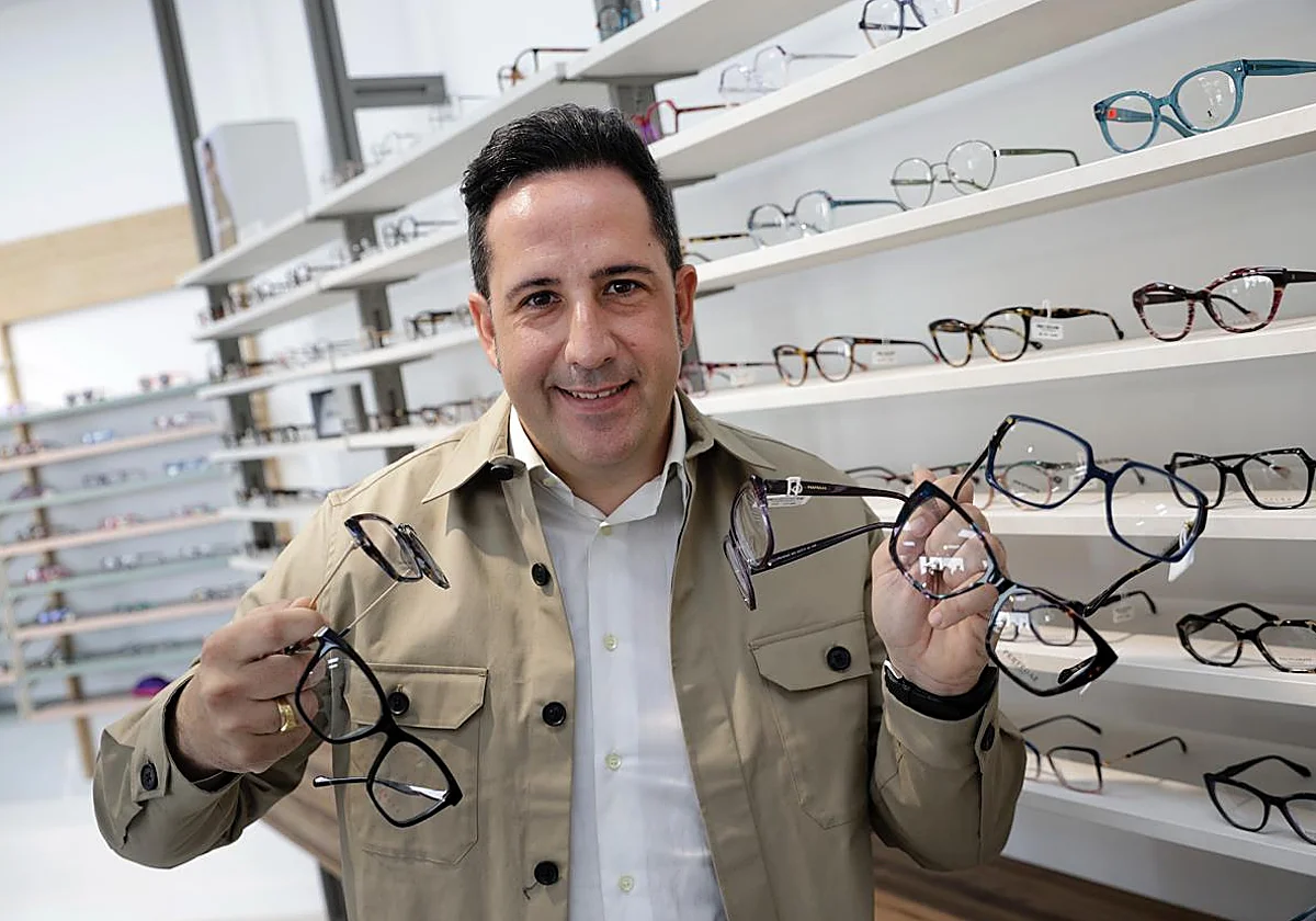 La óptica que lleva ocho décadas cuidando los ojos de los malagueños