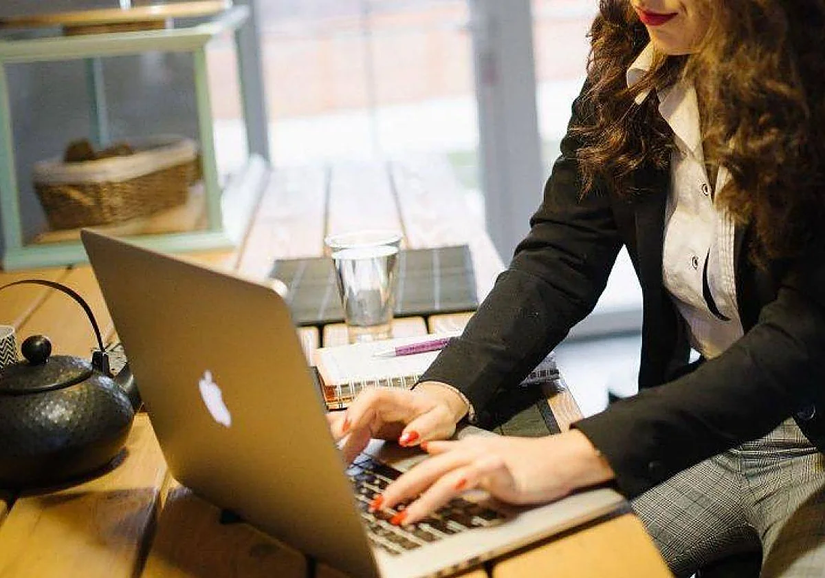 Una abogada acaba en el juzgado por incluir en un recurso ocho citas de sentencias inventadas por IA: «Es una falta de respeto»