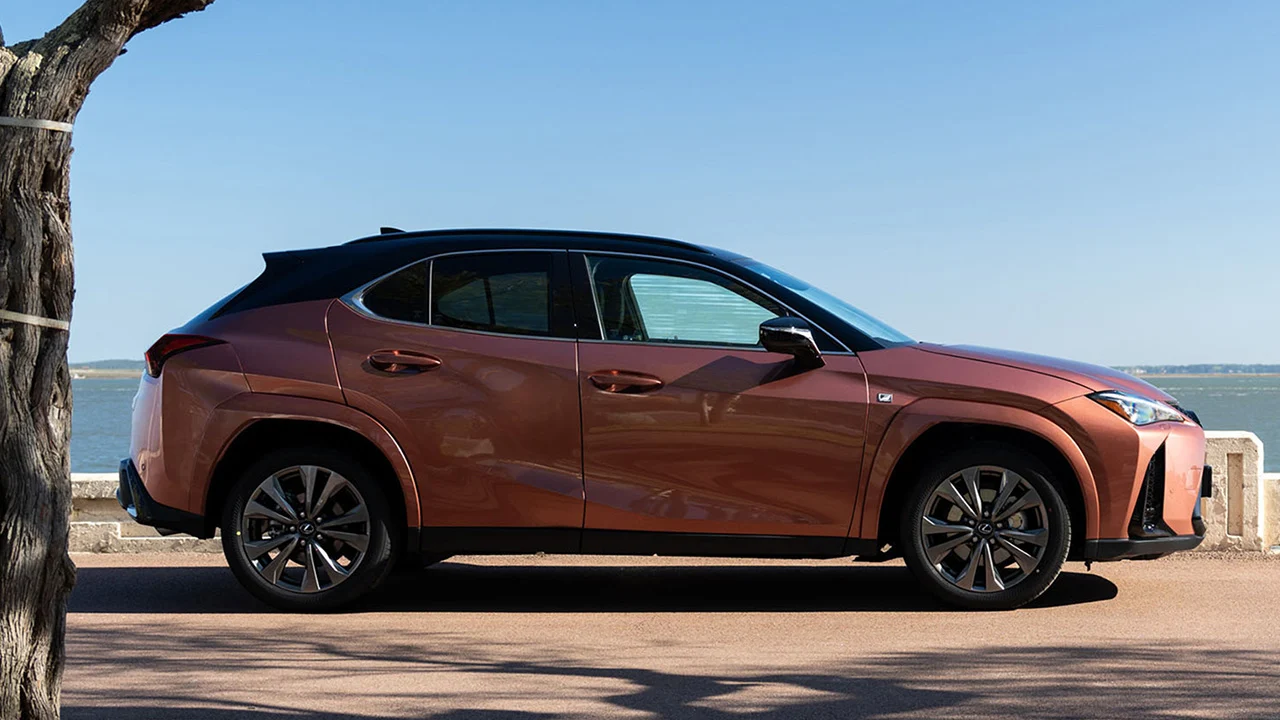 Este SUV híbrido japonés con fiabilidad Toyota mete presión al BMW X1 con 3.000 € de rebaja y un motor de 199 CV que solo gasta 5 L/100 km