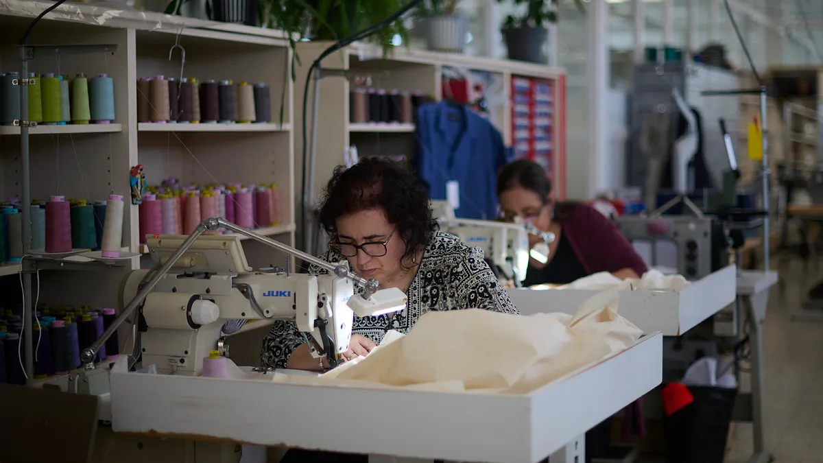 Más joven y digital: así llega la marca Adolfo Domínguez a su 50 aniversario