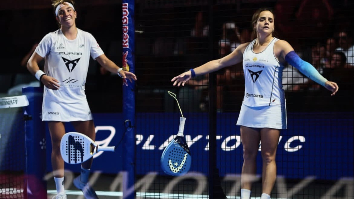 Paula Josemaría y Bea González dan un golpe encima de la mesa