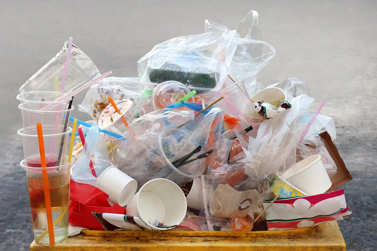 El impuesto al plástico perjudica a la competitividad de España