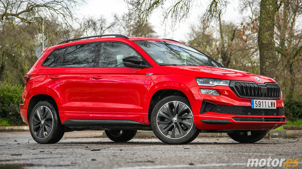 El Skoda Karoq es un viejo conocido pero, con su nueva gama 2026 que ya tiene precios, es la alternativa lógica a los SUV chinos