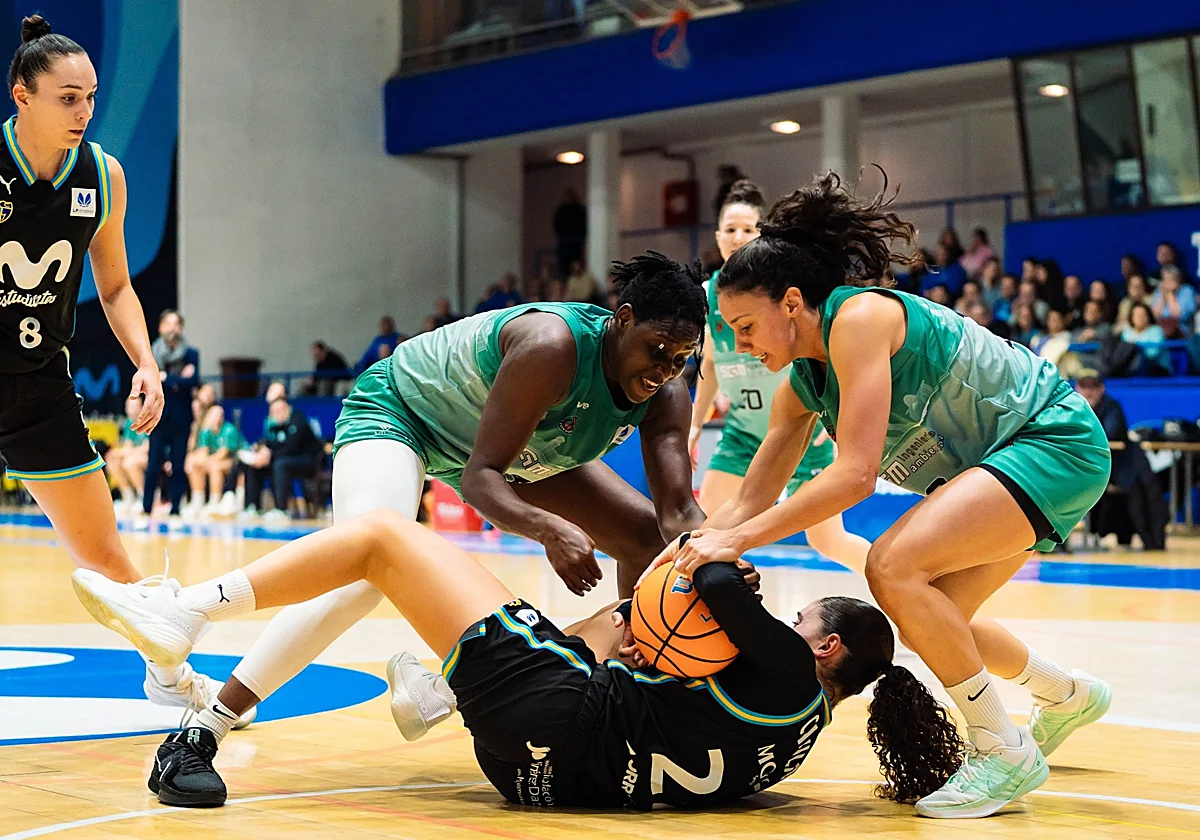 El CAB Estepona pierde un duelo clave ante el Estudiantes tras una pésima segunda parte