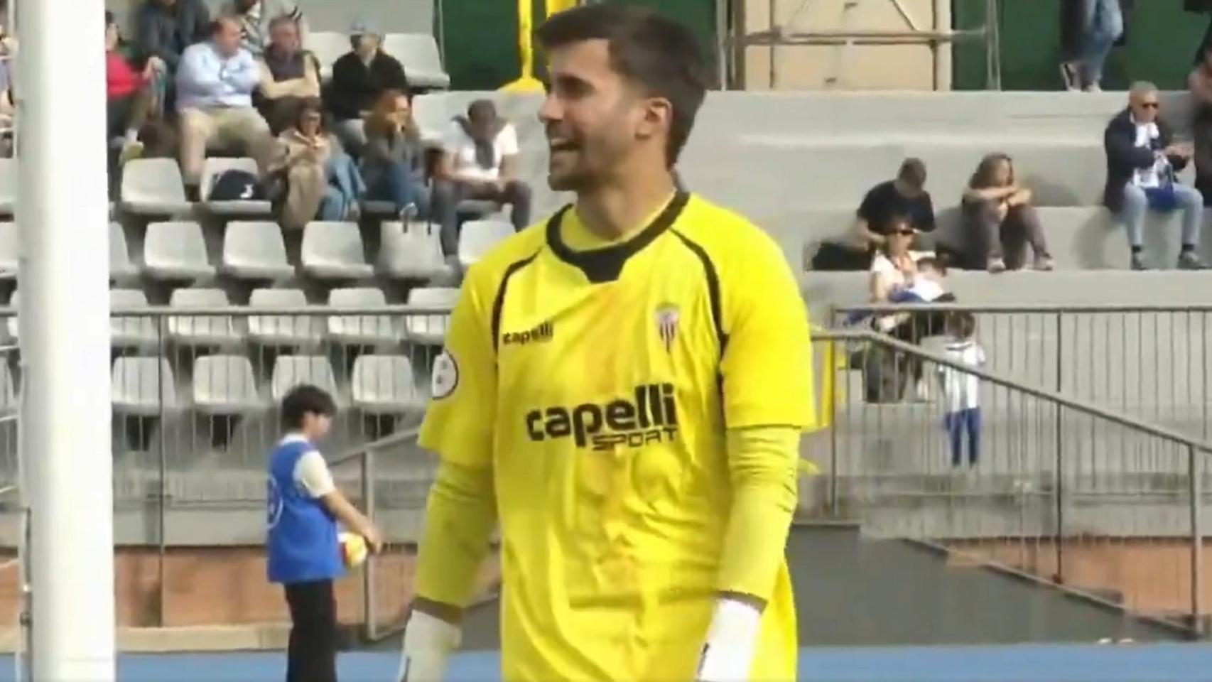 El portero del Algeciras se encara con los hinchas del CE Europa en pleno partido: "Vais a morir siendo españoles