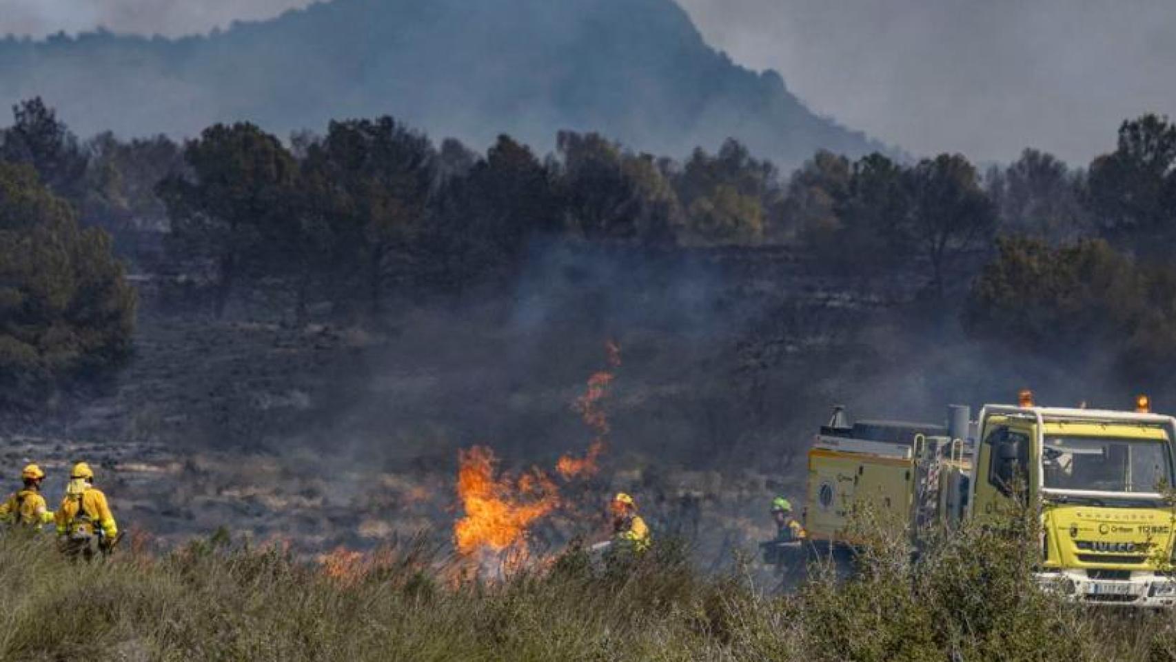 El viento agrava un incendio en Sierra Espuña (Murcia) que ha devorado 400 hectáreas y movilizan a la UME