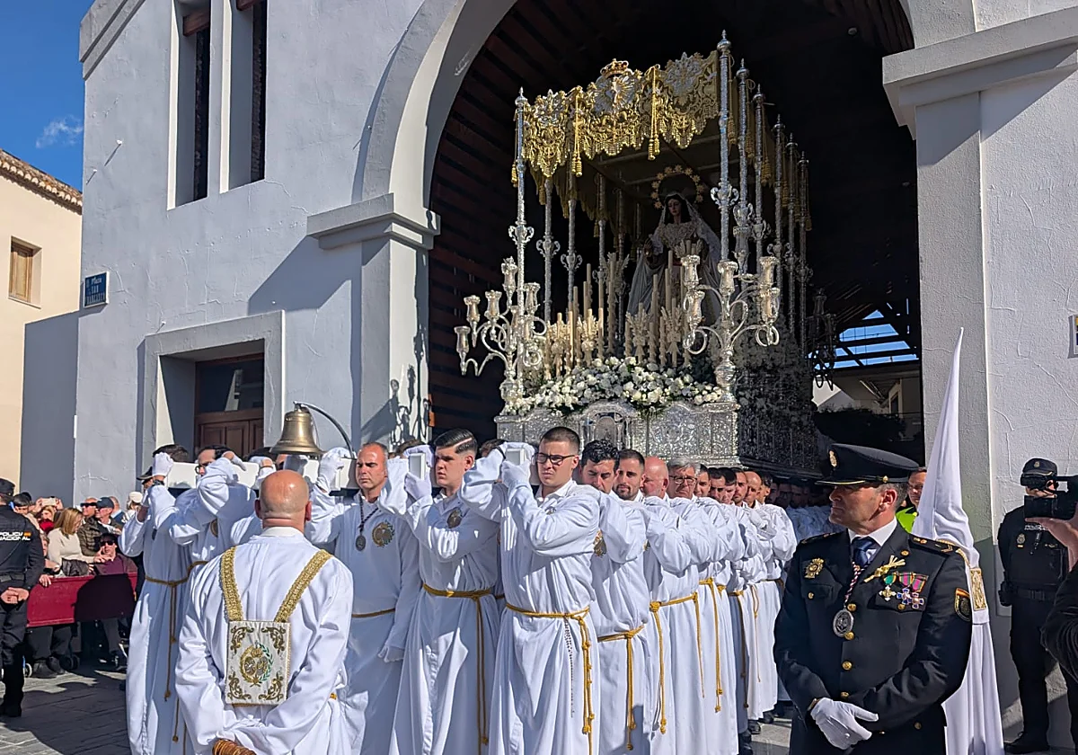 La Virgen del Rocío vuelve a procesionar con palio en Vélez-Málaga tras el incendio de 2023