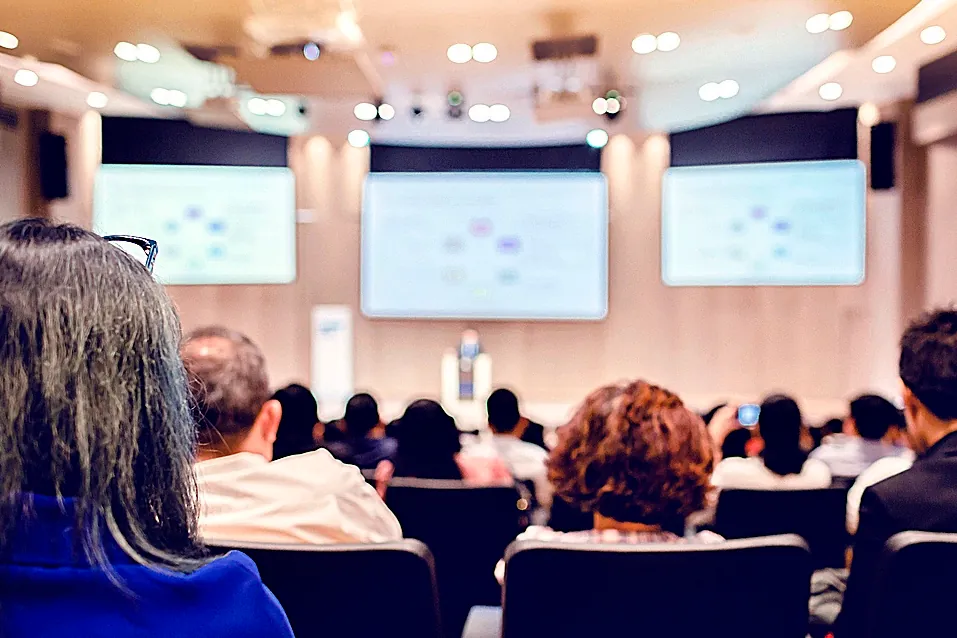 Las empresas prefieren el formato híbrido para las juntas